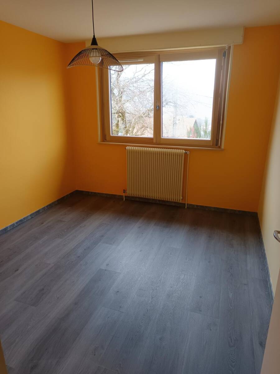 Chambre à coucher : entoilage des murs &#038; peinture, sol PVC clipsable Guebwiller