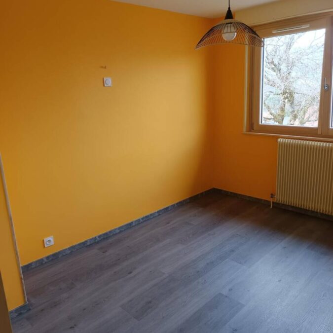Chambre à coucher : entoilage des murs &#038; peinture, sol PVC clipsable Montbéliard 4