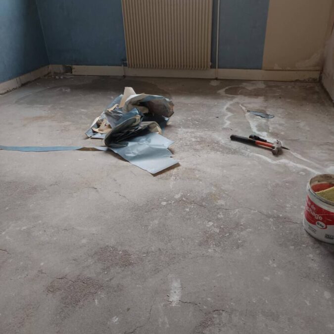 Chambre à coucher : entoilage des murs &#038; peinture, sol PVC clipsable Vesoul 1